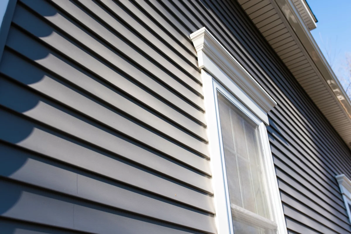 vinyl-siding-white-trim-window